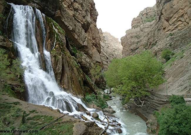 آبشار آب سفید در الیگودرز استان لرستان